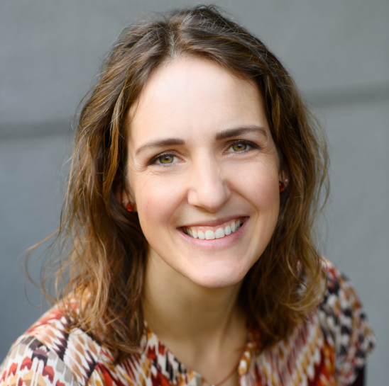 Porträt von Christina Strehlow, Inhaberin von Sakura-Balance, lächelt freundlich in die Kamera.