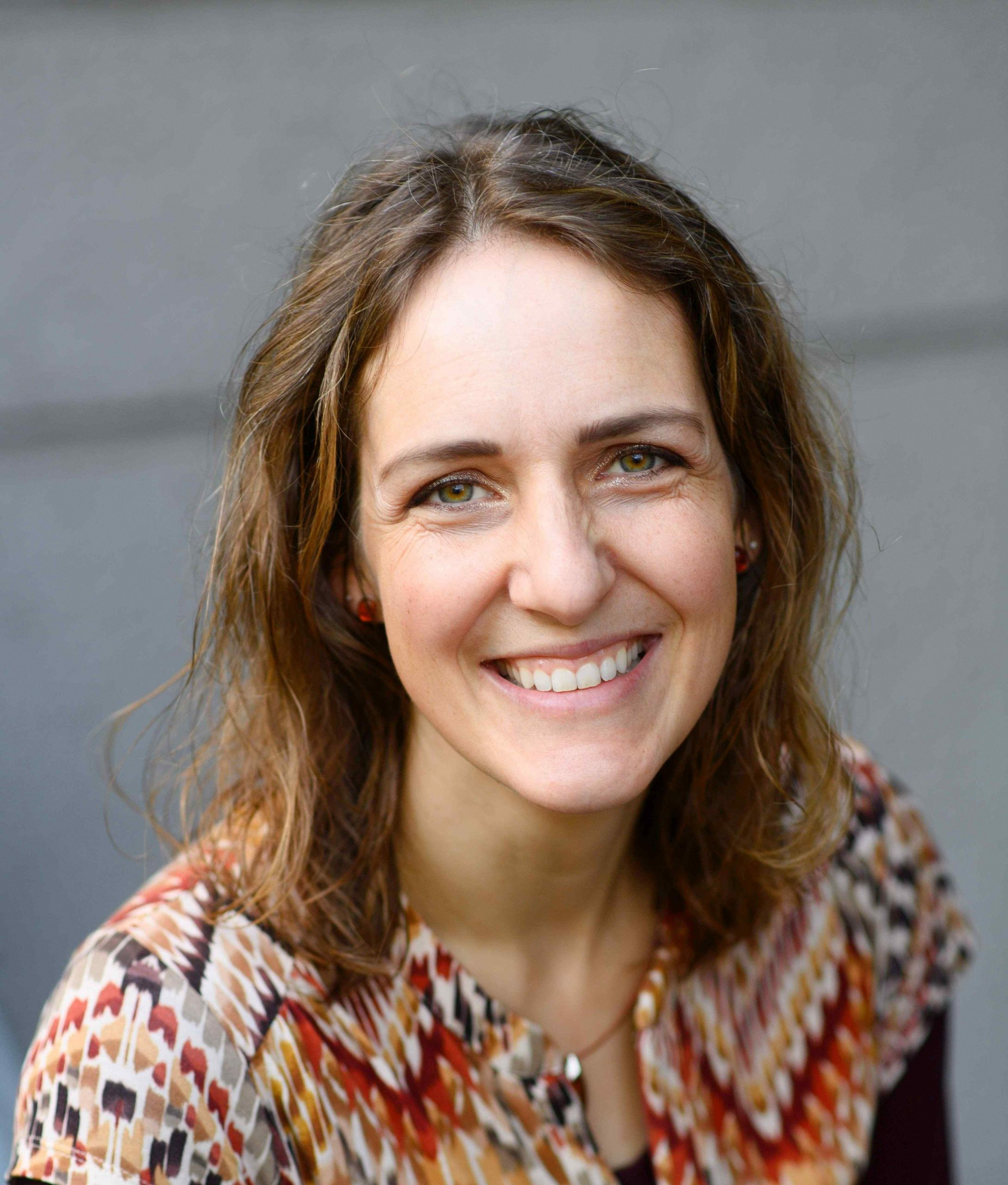 Porträt von Christina Strehlow, Inhaberin von Sakura-Balance, lächelt freundlich in die Kamera.